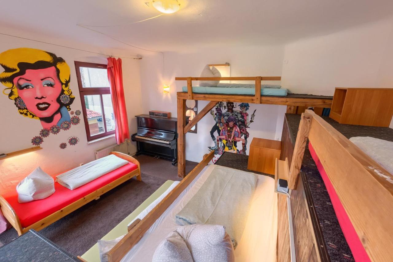 Lollis Hostel *
